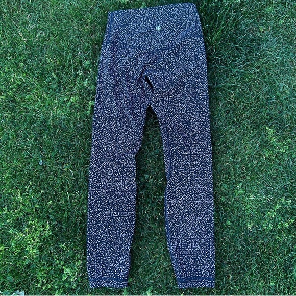 Lululemon Align Pant II 25"
Night View White Black Size 4 - Picture 7 of 9